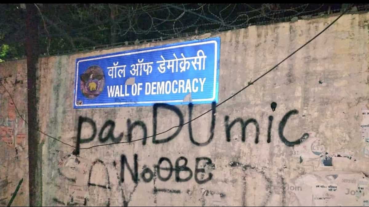 Graffiti against online exams in university wall
